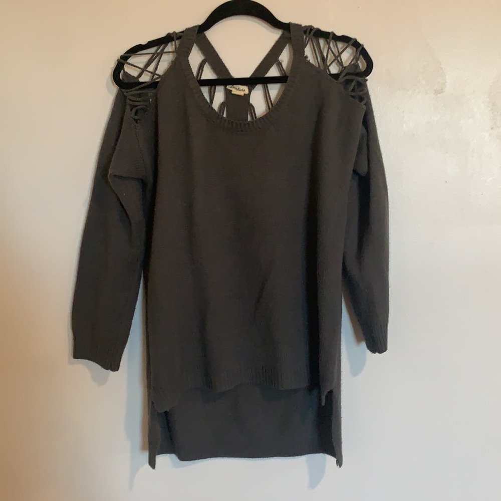 🔴➡️ 4/$10!!!!!⬅️🔴 
Charcoal sweater with cut out open back